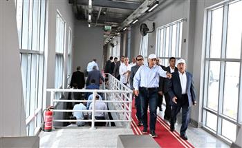  رئيس الوزراء يستمع لشرح حول منظومة العمل الخاصة بالأتوبيس الترددي