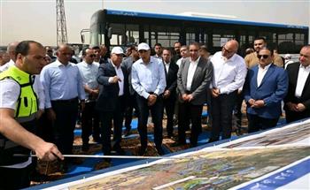   رئيس الوزراء يتفقد التشغيل التجريبي للمرحلة الأولى من مشروع الأتوبيس الترددي