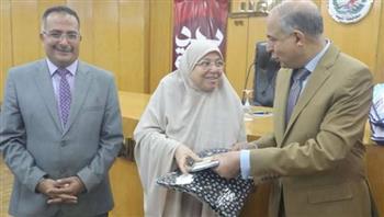   محافظ المنيا يشارك حجاج الجمعيات الأهلية فرحتهم قبل السفر: أدعو لمصر