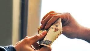   ما حكم إجبار الرجل زوجته في الإنفاق على المنزل من راتبها؟