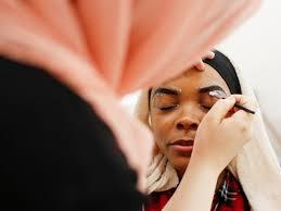 ما حكم الشرع فى تهذيب المرأة لحاجبيها؟