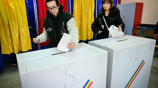 الرومانيون يختارون رئيسا جديدا في جولة إعادة الانتخابات الرئاسية