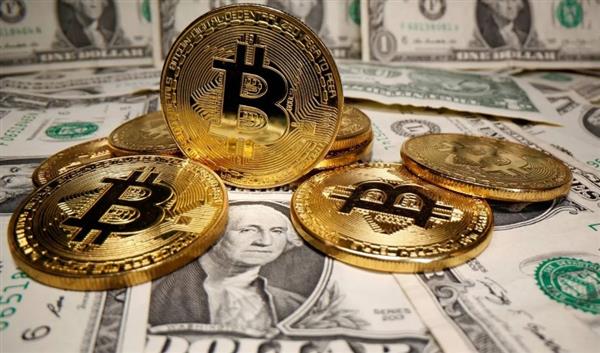 بيتكوين تكسر حاجز 105 آلاف دولار