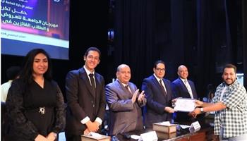   رئيس جامعة القاهرة يكرم الفائزين في مهرجان الجامعة للعروض المسرحية الطويلة