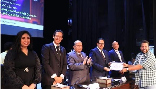 رئيس جامعة القاهرة يكرم الفائزين في مهرجان الجامعة للعروض المسرحية الطويلة