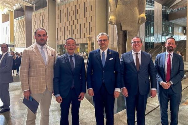 مستشار ترامب يزور المتحف المصري الكبير.. ماذا قال عنه؟