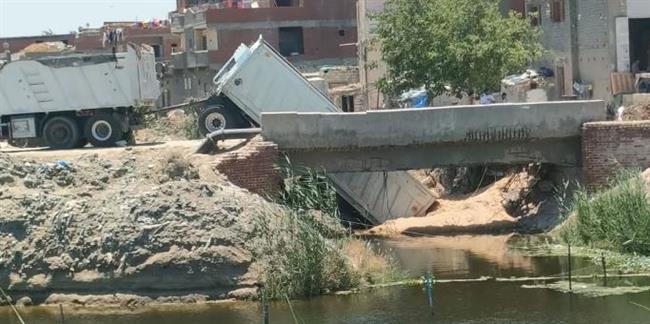 انهيار جزء من كوبرى بصحراوى البحيرة إثر مرور سيارة نقل دون إصابات