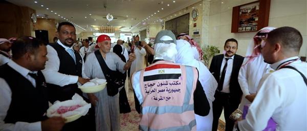 ورود وأناشيد وفرحة.. استقبال مهيب لحجاج القرعة في المدينة المنورة