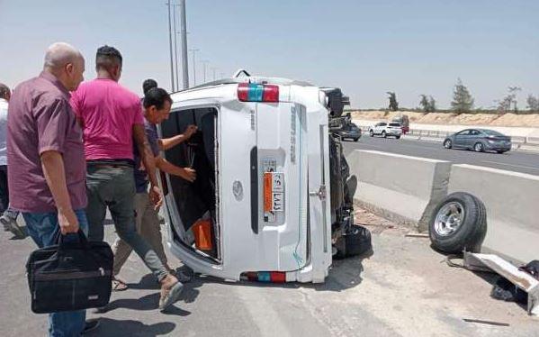 إصابة 12 شخصا إثر انقلاب ميكروباص بمحور الضبعة الصحراوى