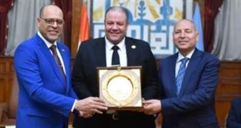   وزير العمل ومحافظ القاهرة يُكرمان موظف رفض رشوة من شركات العمالة بالخارج