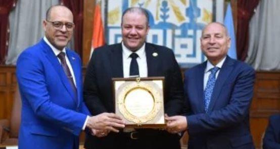 وزير العمل ومحافظ القاهرة يُكرمان موظف رفض رشوة من شركات العمالة بالخارج
