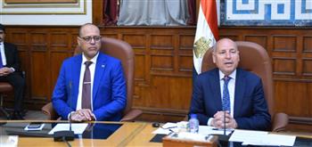   وزير العمل ومحافظ القاهرة يسلّمان عقود عمل جديدة لذوي همم 