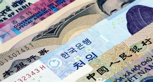 العملات الآسيوية تنتعش مع تراجع الدولار وسط ضبابية سياسية ومخاوف تجارية