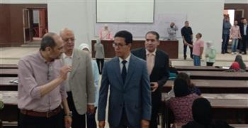   رئيس جامعة بنها يتفقد سير الامتحانات بكليتي الآداب والتجارة 
