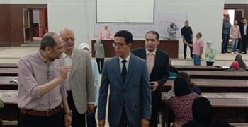 رئيس جامعة بنها يتفقد سير الامتحانات بكليتي الآداب والتجارة