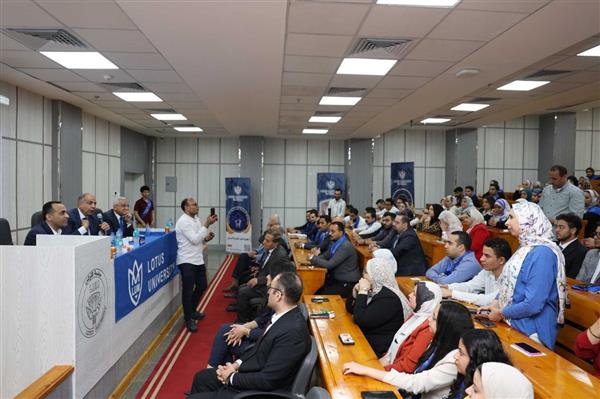 محافظ المنيا يشارك طلاب جامعة اللوتس حوارًا مفتوحًا