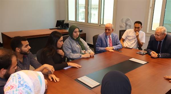 قيادات جامعة حلوان الأهلية تجتمع بطلاب الفنون