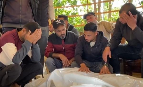 زقوت: بعض العائلات تبيع أطفالها بسبب الجوع.. وآلاف بلا مأوى في شوارع غزة