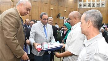   في احتفالية كبرى.. تسلم جوازات السفر لـ155 حاجا من حجاج الجمعيات الأهلية بقنا