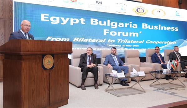 وزير الصناعة يستعرض خطط تحويل مصر إلى مركز رائد في النقل واللوجستيات