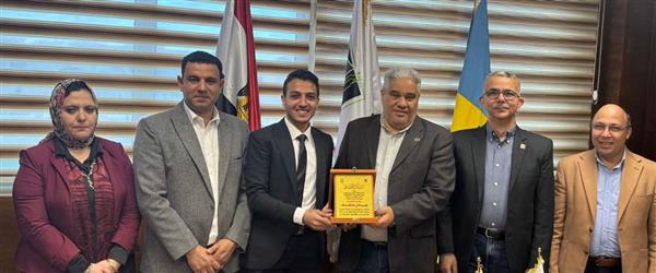 جامعة برج العرب التكنولوجية تكرم الطالب عادل عاطف الحاصل على منحة فولبرايت للكليات المجتمعية