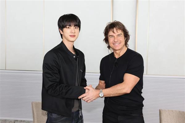 نجم فريق  BTS  الغنائي ينصح توم كروز بتناول وجبة السمك الكورية