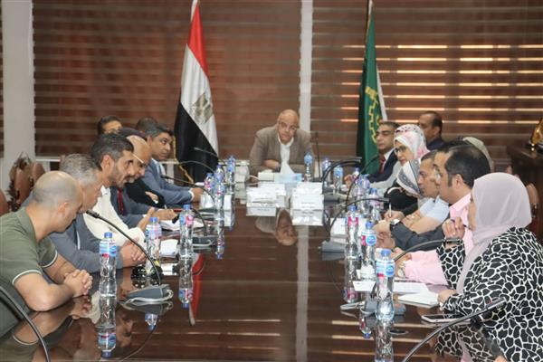 محافظ القليوبية يبحث تعظيم الاستفادة من الواجهة الشاطئية لكورنيش النيل