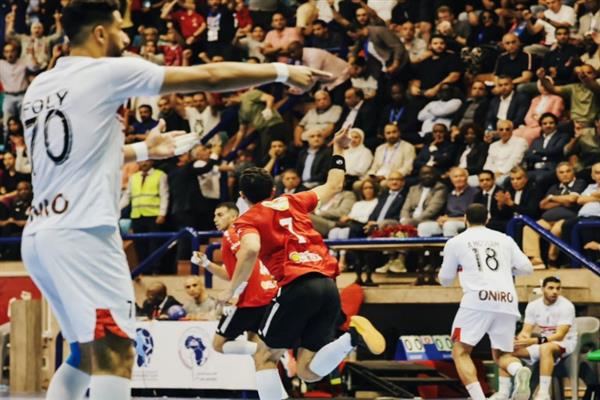 الأهلي يهزم الزمالك ويتوج بكأس الكؤوس الإفريقية لـ كرة اليد