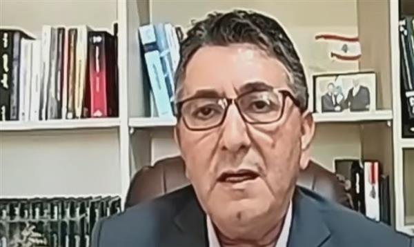 مسؤول لبناني سابق: تسليم السلاح للفلسطينيين مصلحة مشتركة ويعيد الأمن للمخيمات