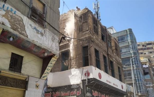 إزالة أجزاء من 6 عقارات آيلة للسقوط بالإسكندرية