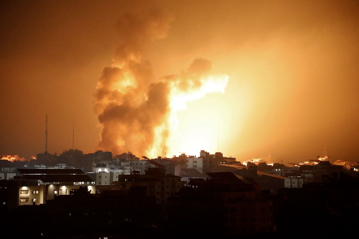 استشهاد 9 فلسطينيين وإصابة آخرين في قصف الاحتلال المتواصل على قطاع غزة