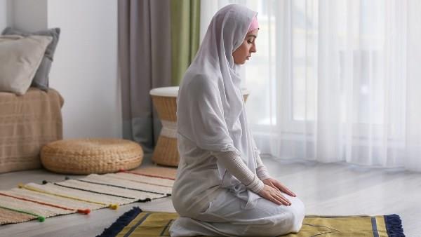 هل تبطل صلاة المرأة إذا شاهدها رجل؟