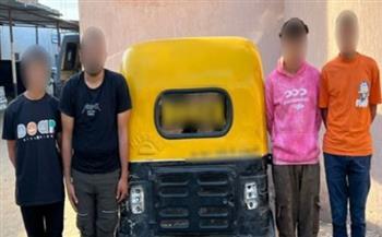 كشف ملابسات فيديو لبعض الأشخاص يجلسون أعلى سقف توك توك بالبحيرة