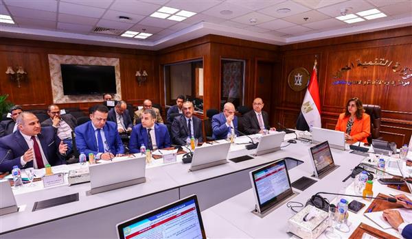 وزيرة التنمية المحلية تترأس اجتماع تراخيص المحال العامة