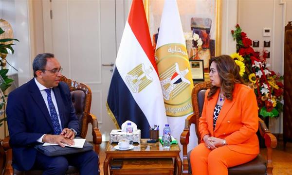 وزيرة التنمية المحلية تتابع مع محافظ قنا مشروعات برنامج تنمية الصعيد