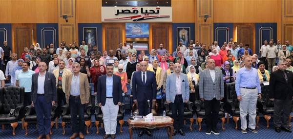 اللواء بحري إيهاب صلاح يحتفل مع العاملين بميناء الإسكندرية باليوم العالمي للمرأة