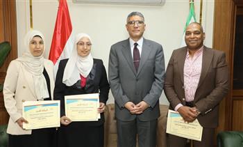   محافظ الجيزة يكرّم رئيس مركز الصف ورئيسة ووكيل لجنة التصالح تقديرًا لجهودهم