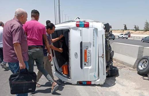 إصابة 7 أشخاص إثر انقلاب ميكروباص بالطريق الأوسطى