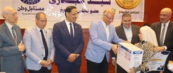   في مبادرة لتمكين المرأة اقتصادياً.. محافظ القليوبية يكرم خريجات دورة الخياطة بشبرا الخيمة 
