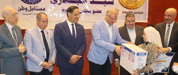 في مبادرة لتمكين المرأة اقتصادياً.. محافظ القليوبية يكرم خريجات دورة الخياطة بشبرا الخيمة