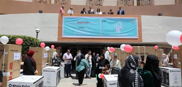 محافظ الجيزة يُسلم أجهزة كهربائية لـ ٥٠ فتاة من المقبلات على الزواج