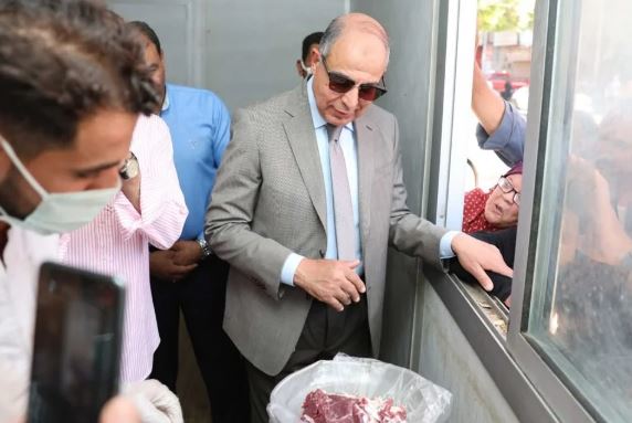 محافظ المنيا يفتتح منفذا لبيع اللحوم البلدية بأسعار مخفضة استعدادا لعيد الأضحى