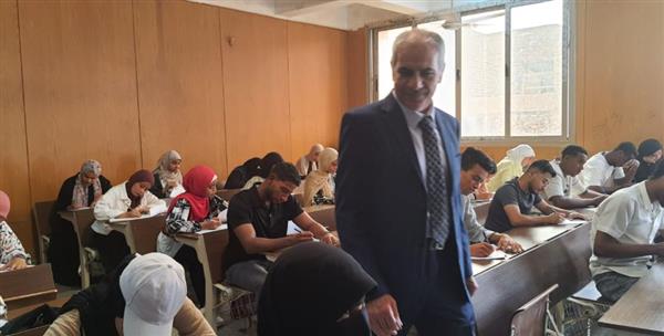 رئيس جامعة أسوان يتفقد امتحانات كلية التربية ويشيد بحسن الالتزام
