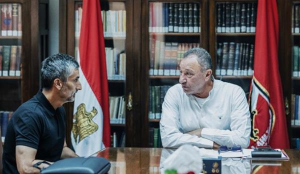 "الخطيب" يجتمع مع الجهاز الفني الجديد لـ الأهلي