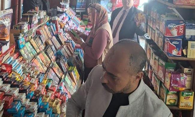 تموين الإسكندرية تضبط أغذية منتهية الصلاحية و سجائر مجهولة المصدر