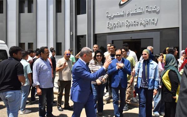 وفد طلابي من أسيوط يزور وكالة الفضاء المصرية