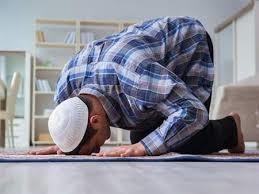   هل الصلاة مع زملائي في العمل تعدل ثواب الفرض في المسجد؟