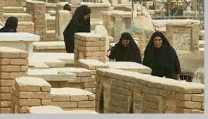   ما حكم توزيع الصدقات عند زيارة المقابر؟