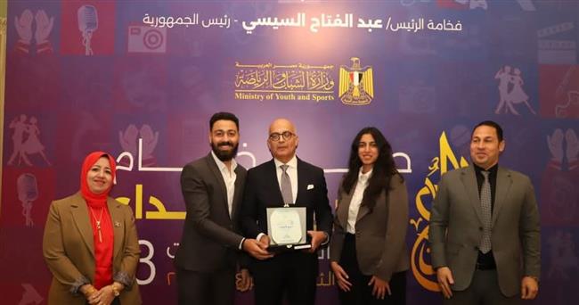 تكريم رئيس جامعة عين شمس بدرع التميز 
