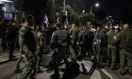 شرطة الاحتلال تقمع بالقوة مظاهرة لعائلات المحتجزين أمام مقر الكنيست
